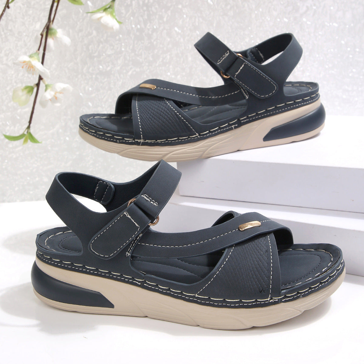 Sandale ortopedice confortabile — suport ergonomic pentru arcada plantară, lățime reglabilă, care subliniază silueta picioarelor.