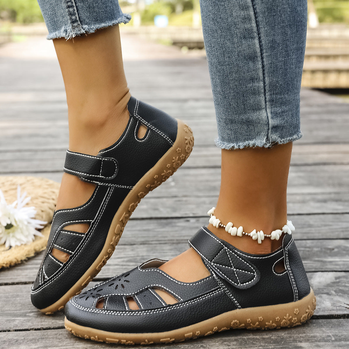 Sandale cu protecție pentru degetele picioarelor — cu suport pentru arcada plantară, care ameliorează durerea; ușoare și cu amortizare.