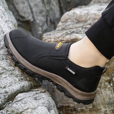Pantofi ortopedici confortabili din piele de căprioară – moi și confortabili, cu o susținere excelentă – ameliorează durerile de picioare.