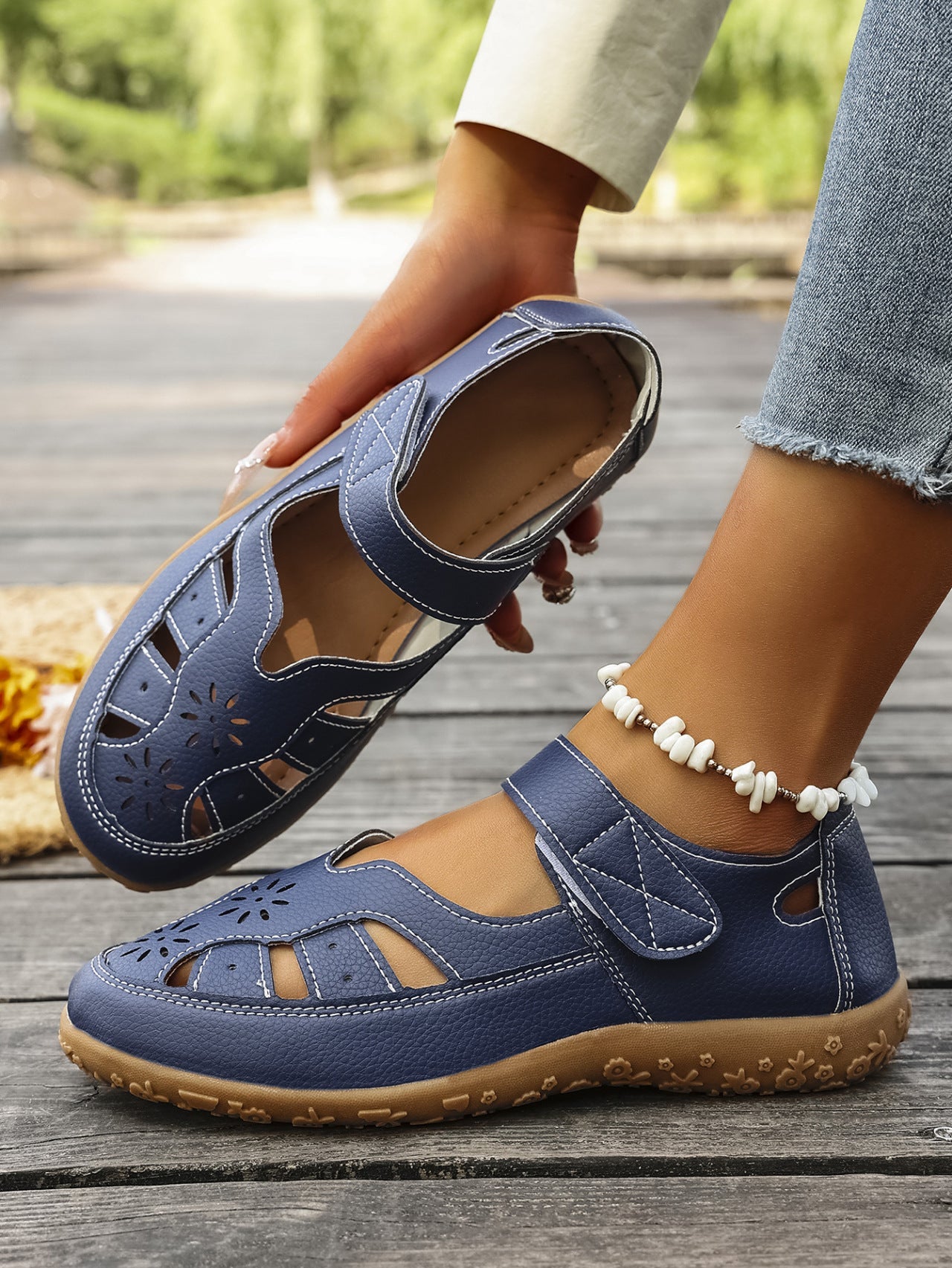 Sandale cu protecție pentru degetele picioarelor — cu suport pentru arcada plantară, care ameliorează durerea; ușoare și cu amortizare.
