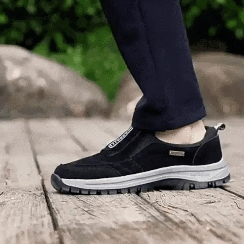 Pantofi ortopedici confortabili din piele de căprioară — moi și confortabili, cu o susținere excelentă — ameliorează durerile de picioare.
