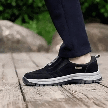 Pantofi ortopedici confortabili din piele de căprioară — moi și confortabili, cu o susținere excelentă — ameliorează durerile de picioare.