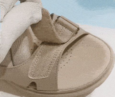 Sandale ortopedice confortabile — suport ergonomic pentru arcada plantară, lățime reglabilă, care subliniază silueta picioarelor.