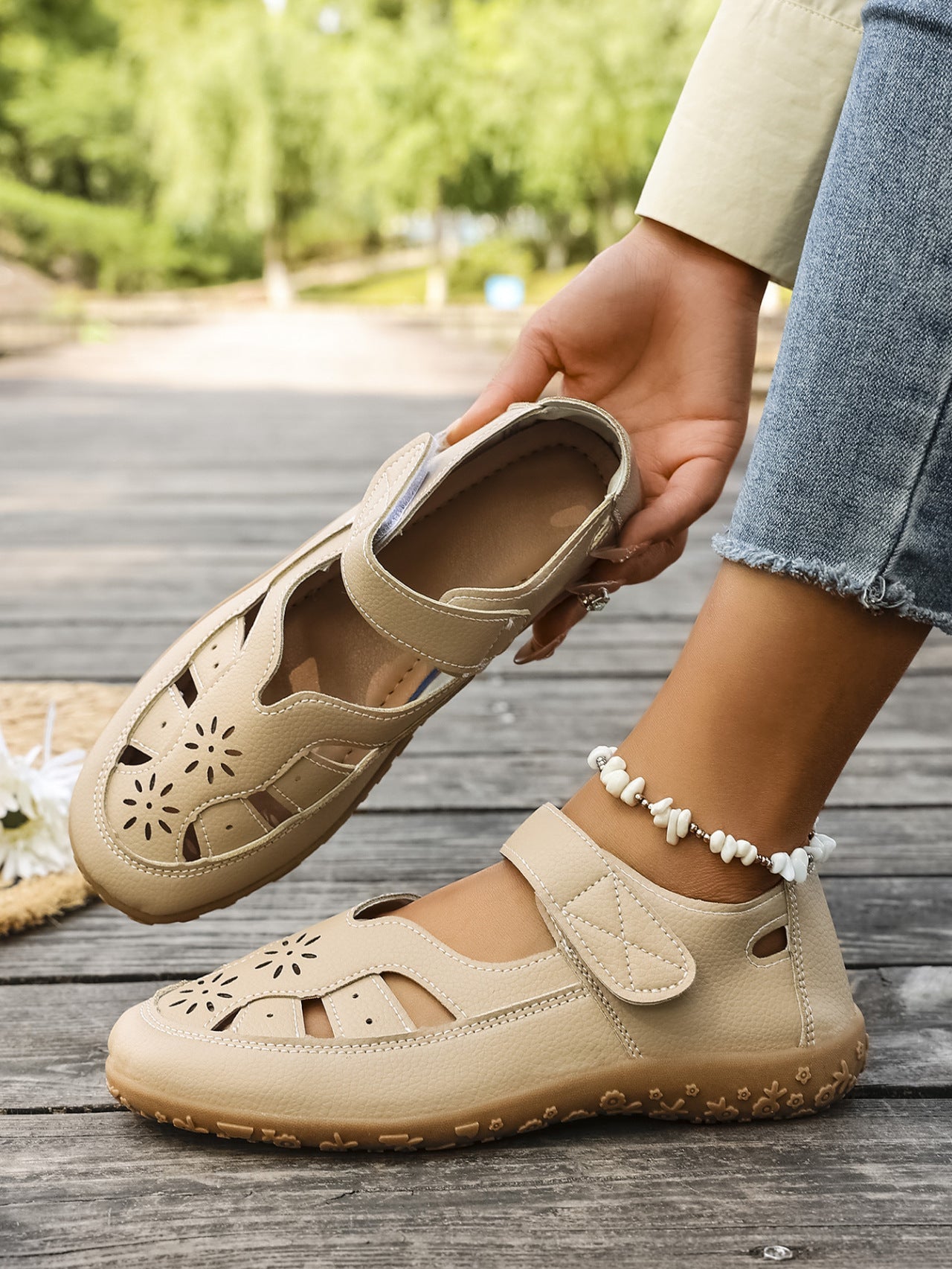 Sandale cu protecție pentru degetele picioarelor — cu suport pentru arcada plantară, care ameliorează durerea; ușoare și cu amortizare.